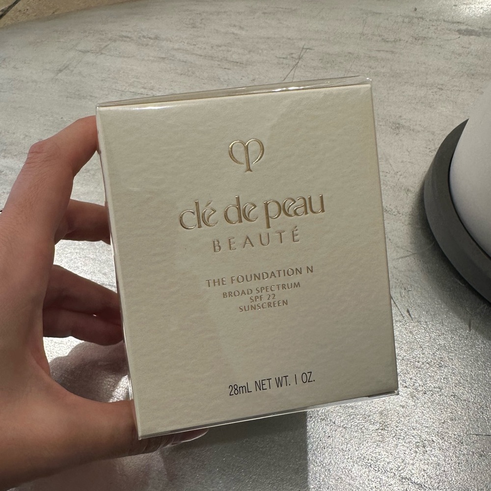 CLÉ DE PEAU THE FOUNDATION - B10